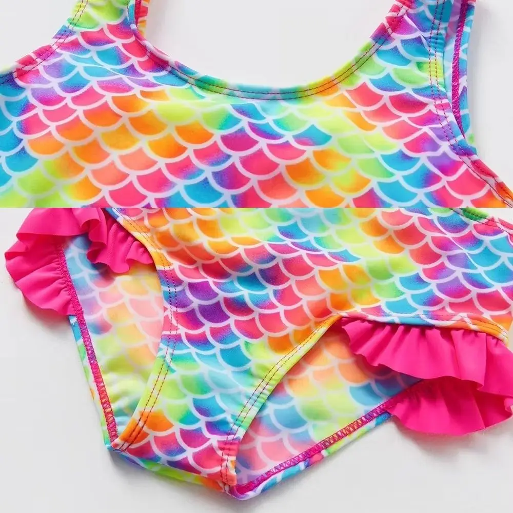 Traje de baño elegante con escamas de pez azules, listo para verano