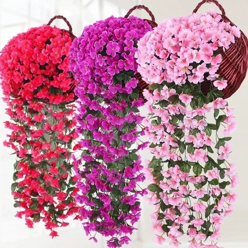 Ramillete de flores artificiales violetas colgado sobre fondo neutro