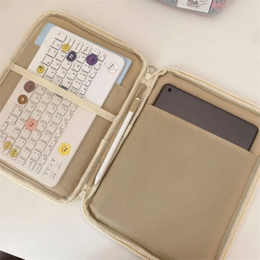 Funda para portátil de nailon en color negro mostrando diseño exterior