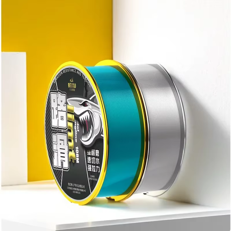 Spools de línea de pesca en colores verde hierba, azul lago y transparente