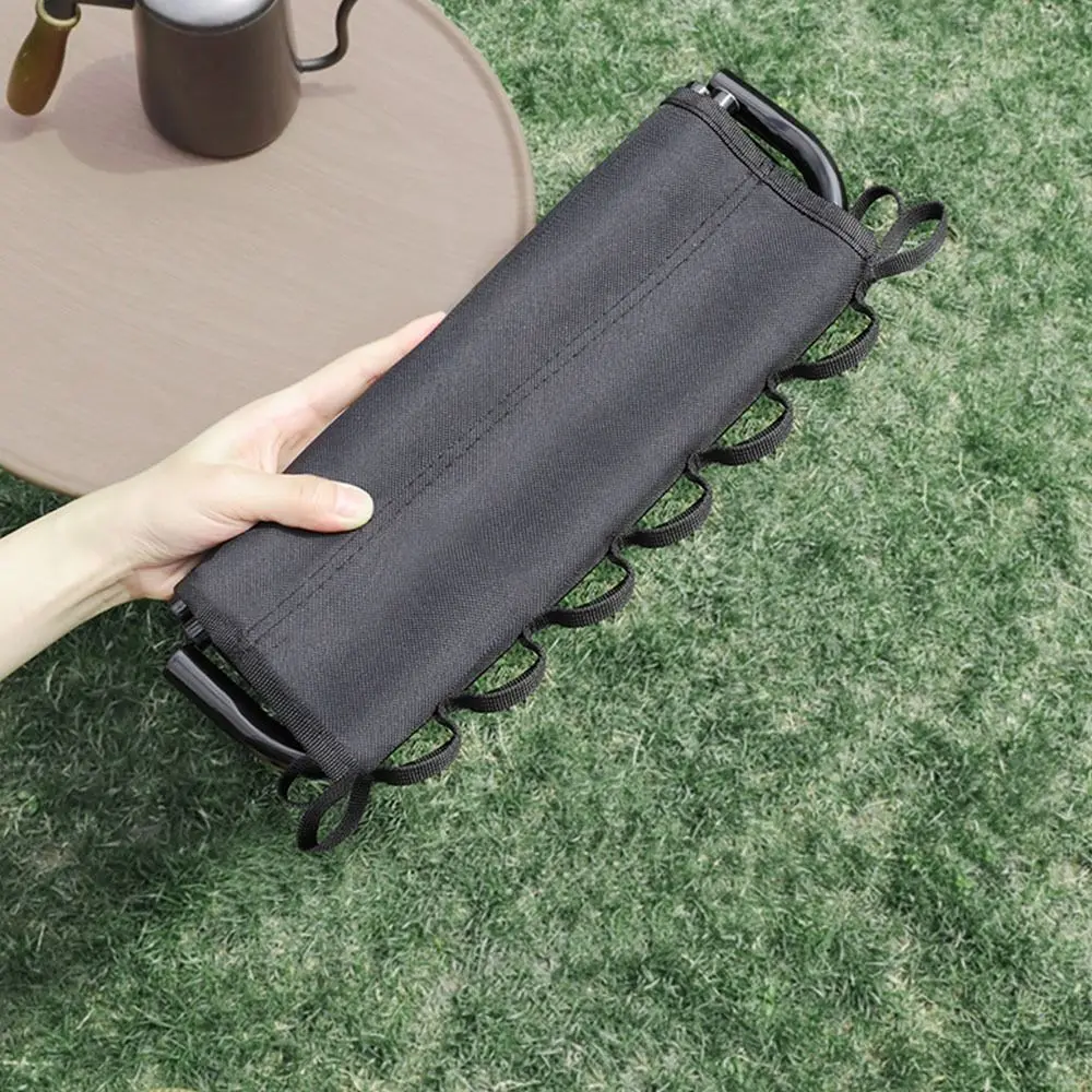 Taburete utilizado en entorno de camping con entorno boscoso