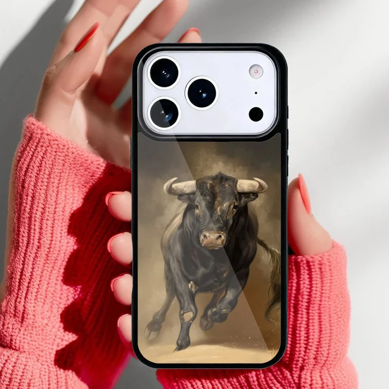 Mano colocando el iPhone dentro de la funda