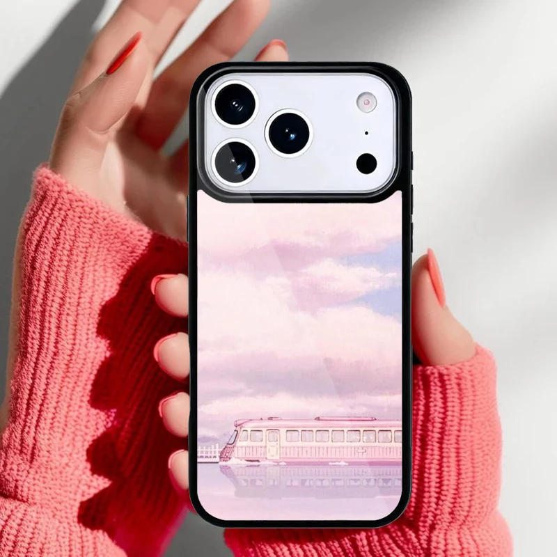 Funda puesta en un iPhone mostrando compatibilidad y acceso a botones