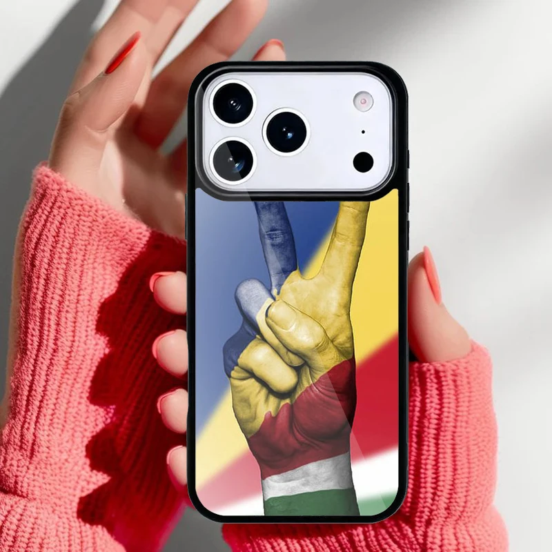 Funda en mano mostrando el diseño completo