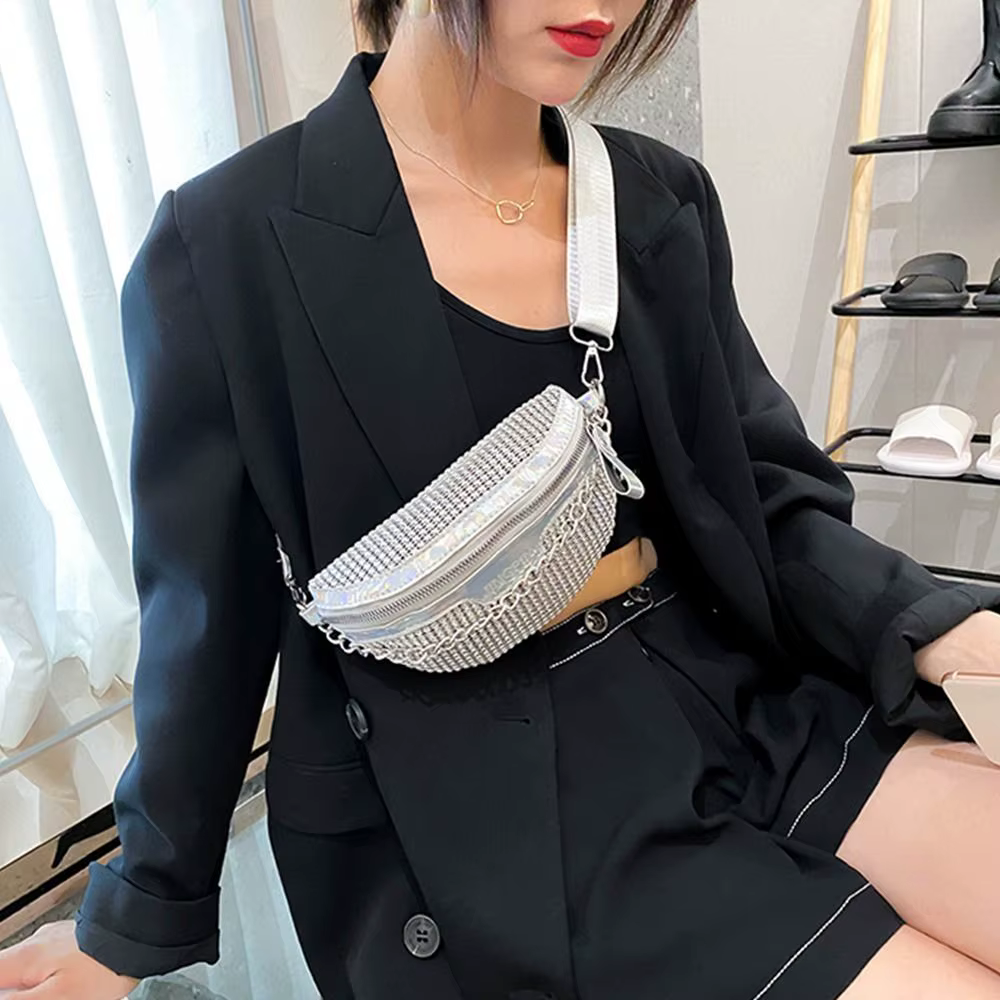 Bolso de pecho con cristales para combinar con looks de noche
