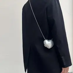 Bolso bandolera con cadena metálica multicolor con forma de corazón