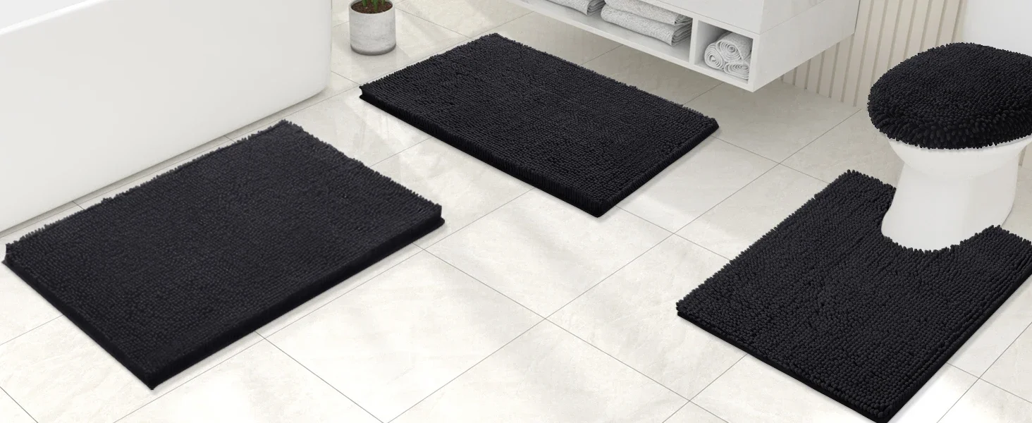 Alfombra de baño plegada sobre el suelo del baño
