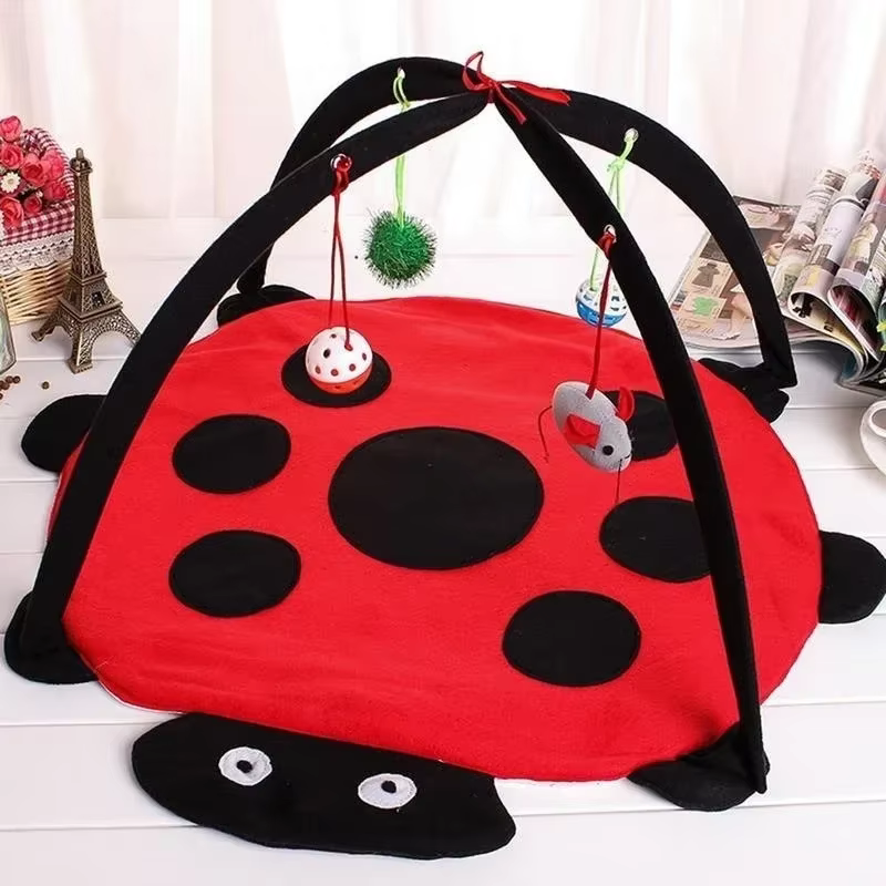 Cama para gatos desplegada mostrando su forma de nave espacial