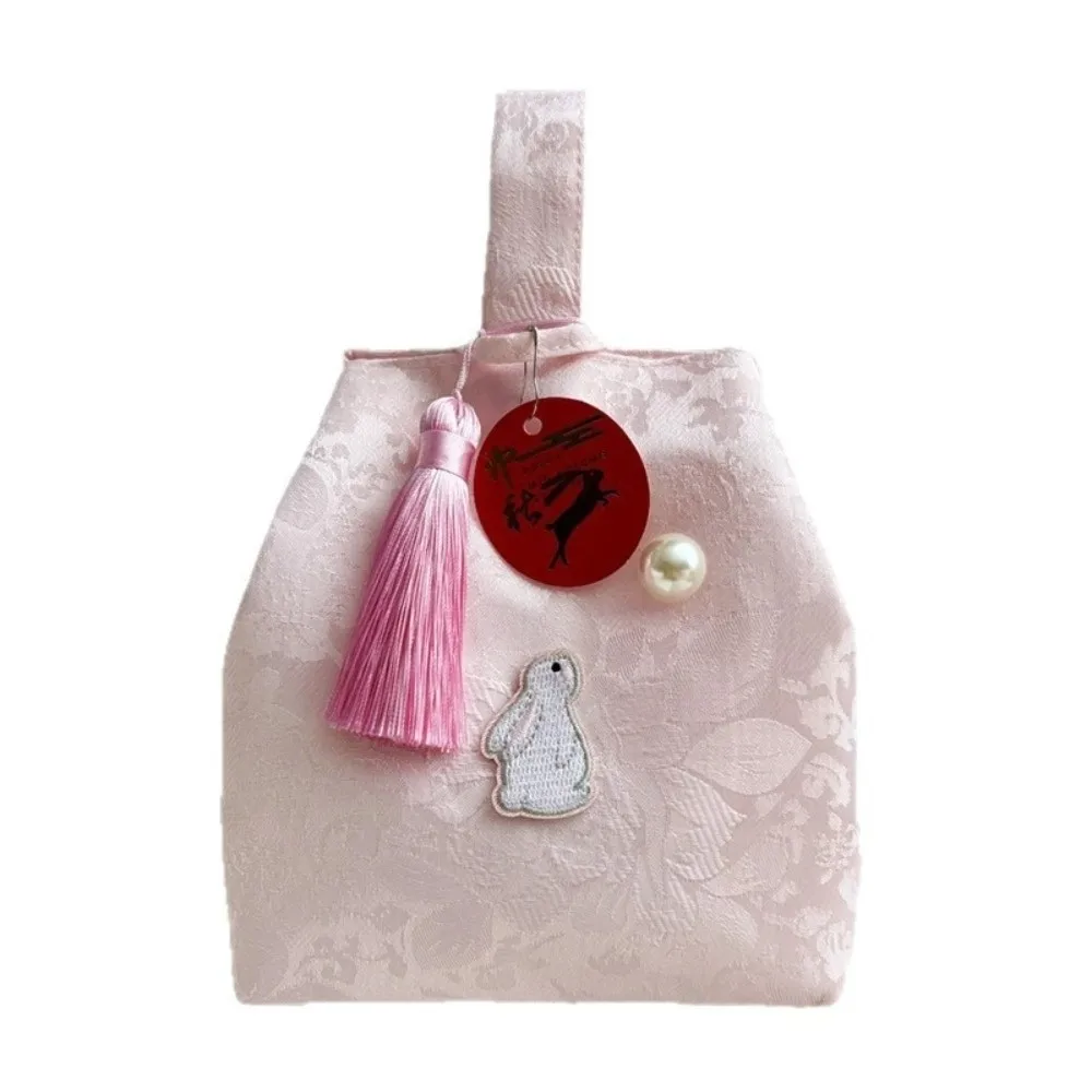 Bolso de muñeca compacto con textura suave