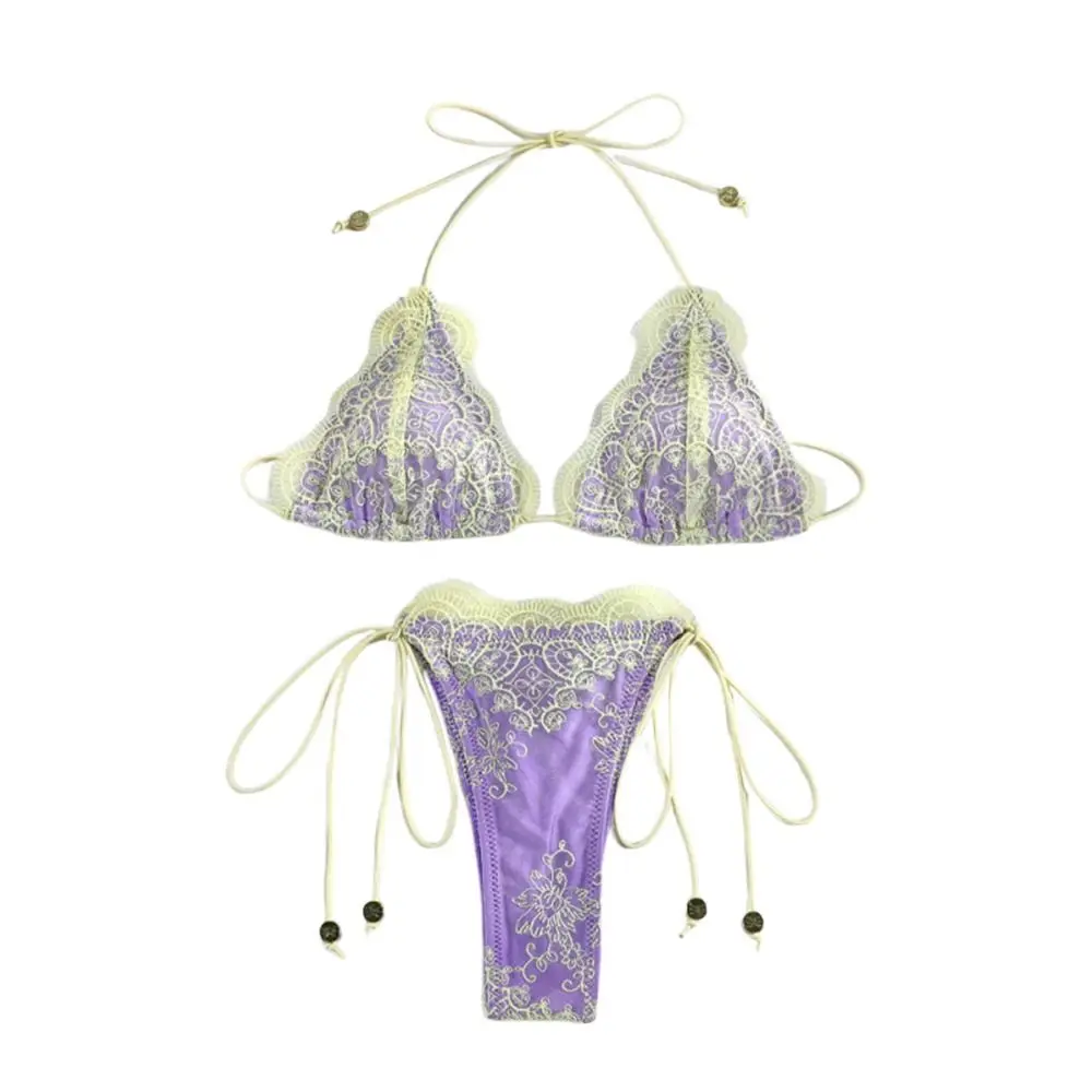 Detalle del bikini de encaje y diseño hueco rosa