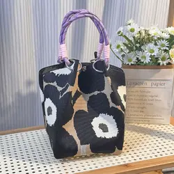 Bolso de cubo tejido a mano con hebilla de aro y bandolera