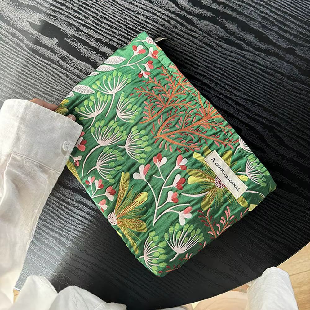Detalle del estampado floral Dasiphora Fruticosa en la bolsa de cosméticos