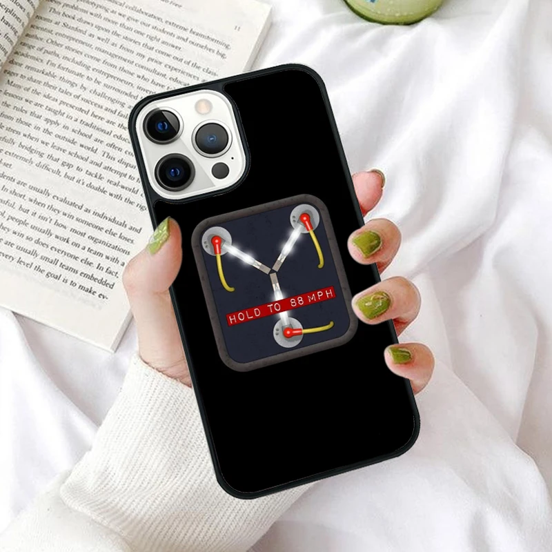 Funda colocada en un iPhone mostrando accesibilidad a puertos