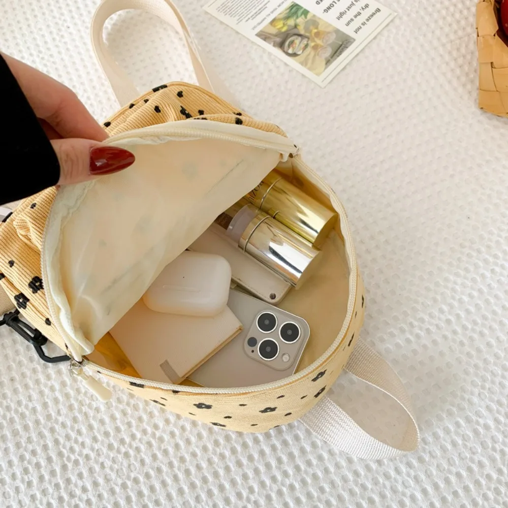 Mochila pequeña de pana con estampado floral y bandolera - imagen 4