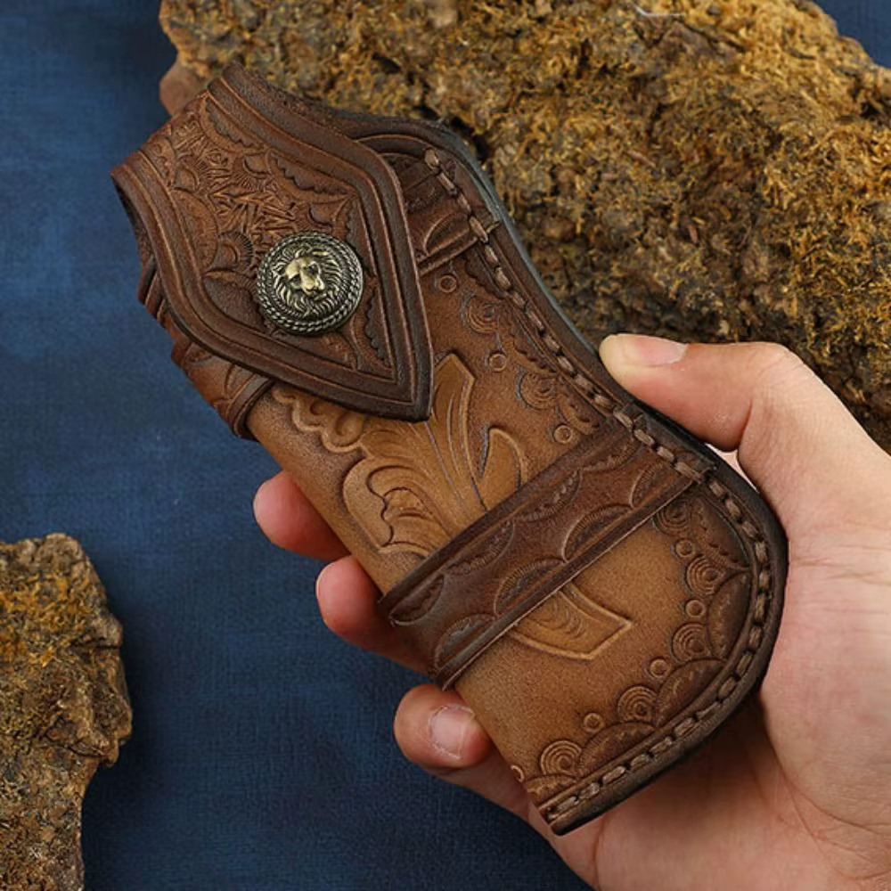 Funda de cuero con navaja plegable insertada y linterna en bolsillo lateral