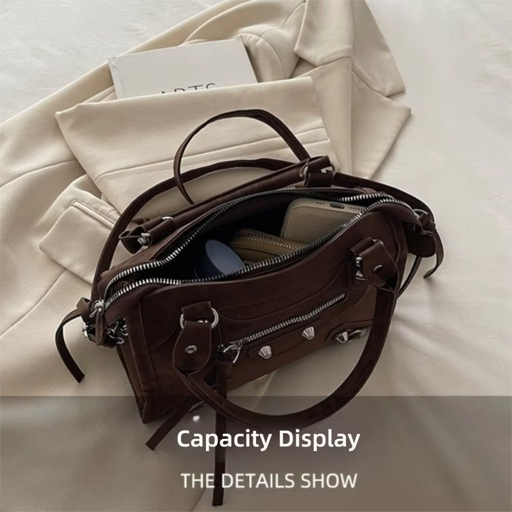 Bolso bandolera para mujer con detalle de remaches metálicos