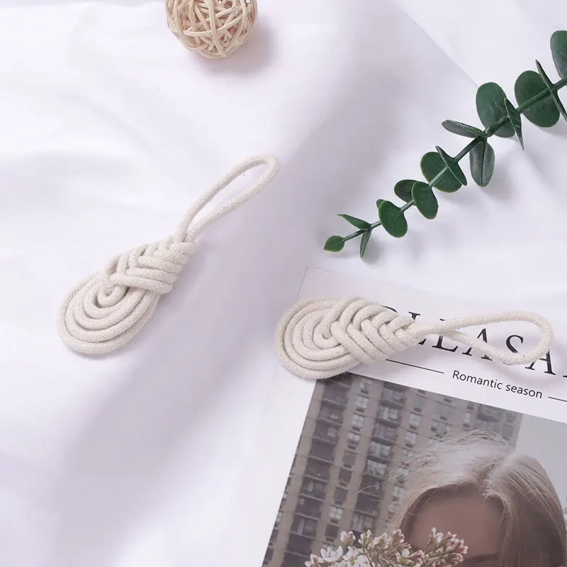 Servilleteros colocados en servilletas blancas sobre una mesa elegante