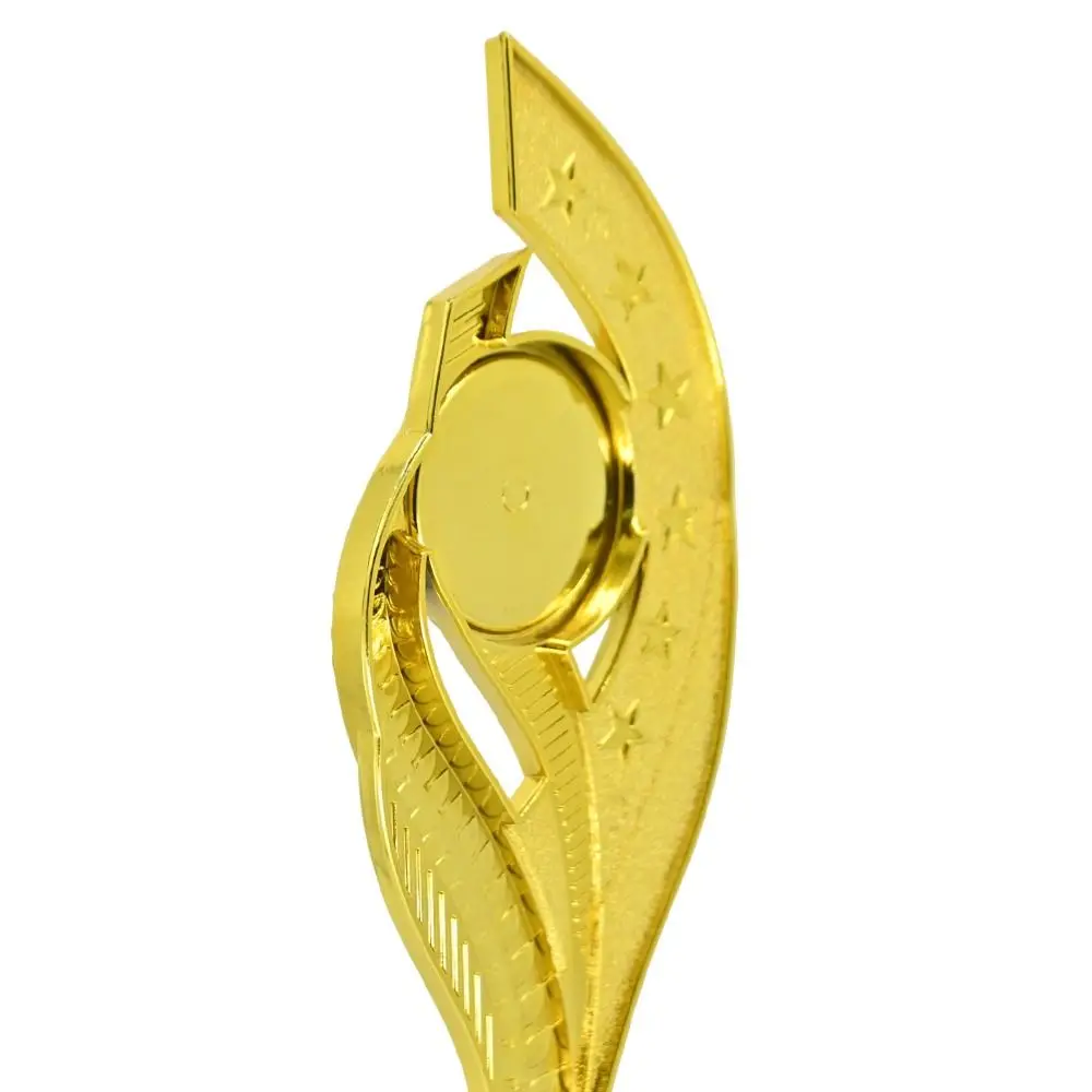 Detalle del trofeo: acabado brillante dorado