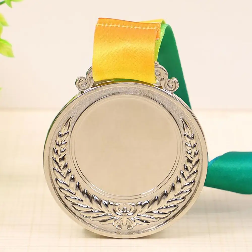 Medalla colgando con la cinta al cuello