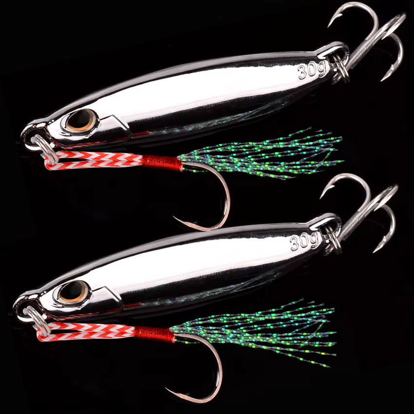 Señuelo jig metálico sobre superficie de pesca