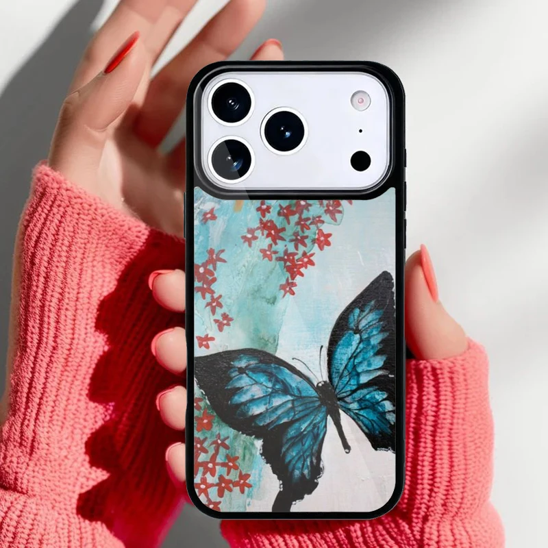 Detalle del estampado de mariposa en la carcasa trasera
