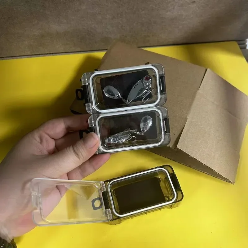 Detalle del separador libre y la herramienta de plástico dentro de la caja