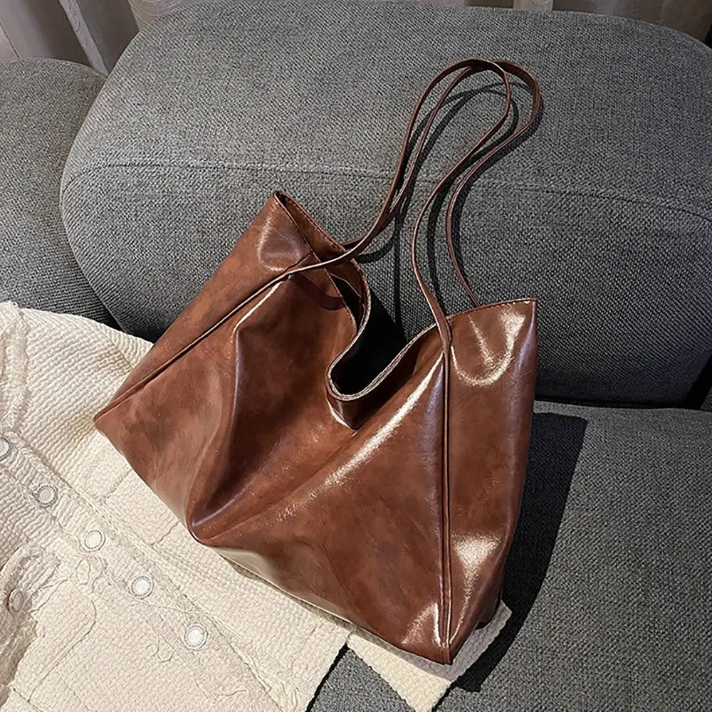 Bolso de mano práctico con estilo urbano
