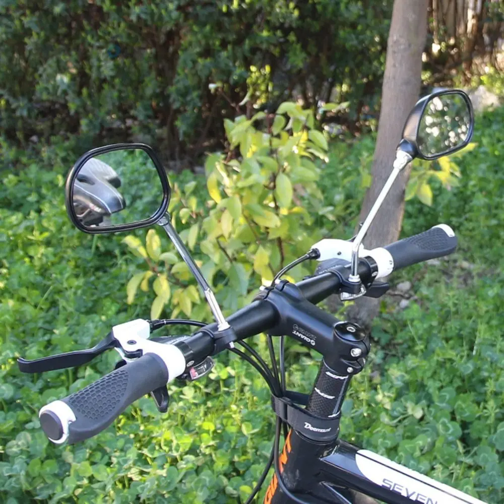 Espejo retrovisor en manillar de bicicleta