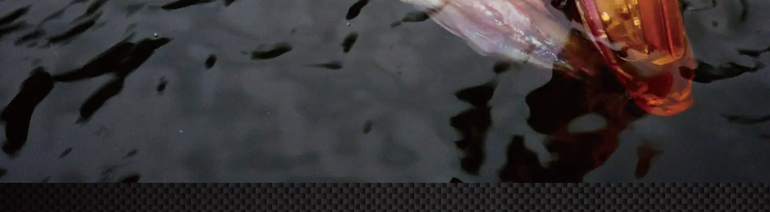 El popper creando chapoteo en la superficie del agua