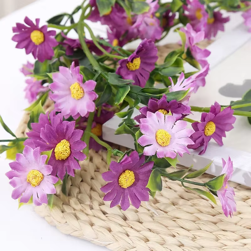 Guirnalda decorando una mesa con otras flores