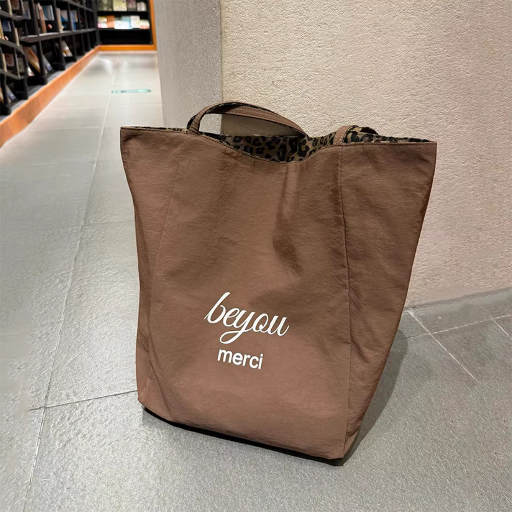 Detalle del estampado de leopardo en la bolsa de lona