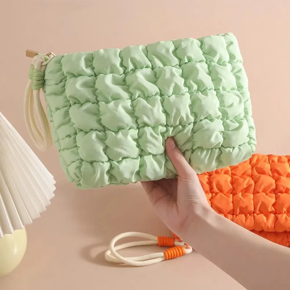 Bolsa de maquillaje compacta tipo puffer