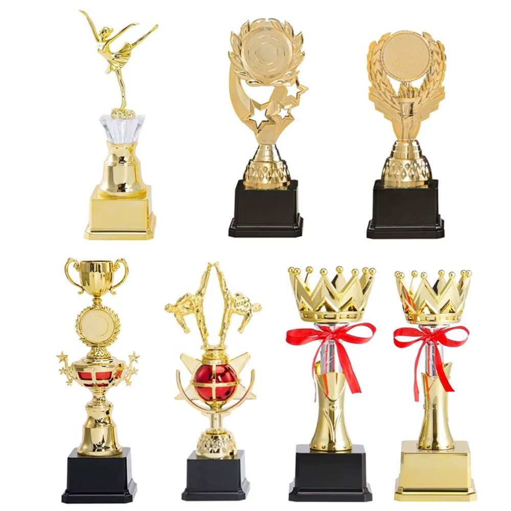 Trofeo copa dorada de plástico con corona para colegios - imagen 3