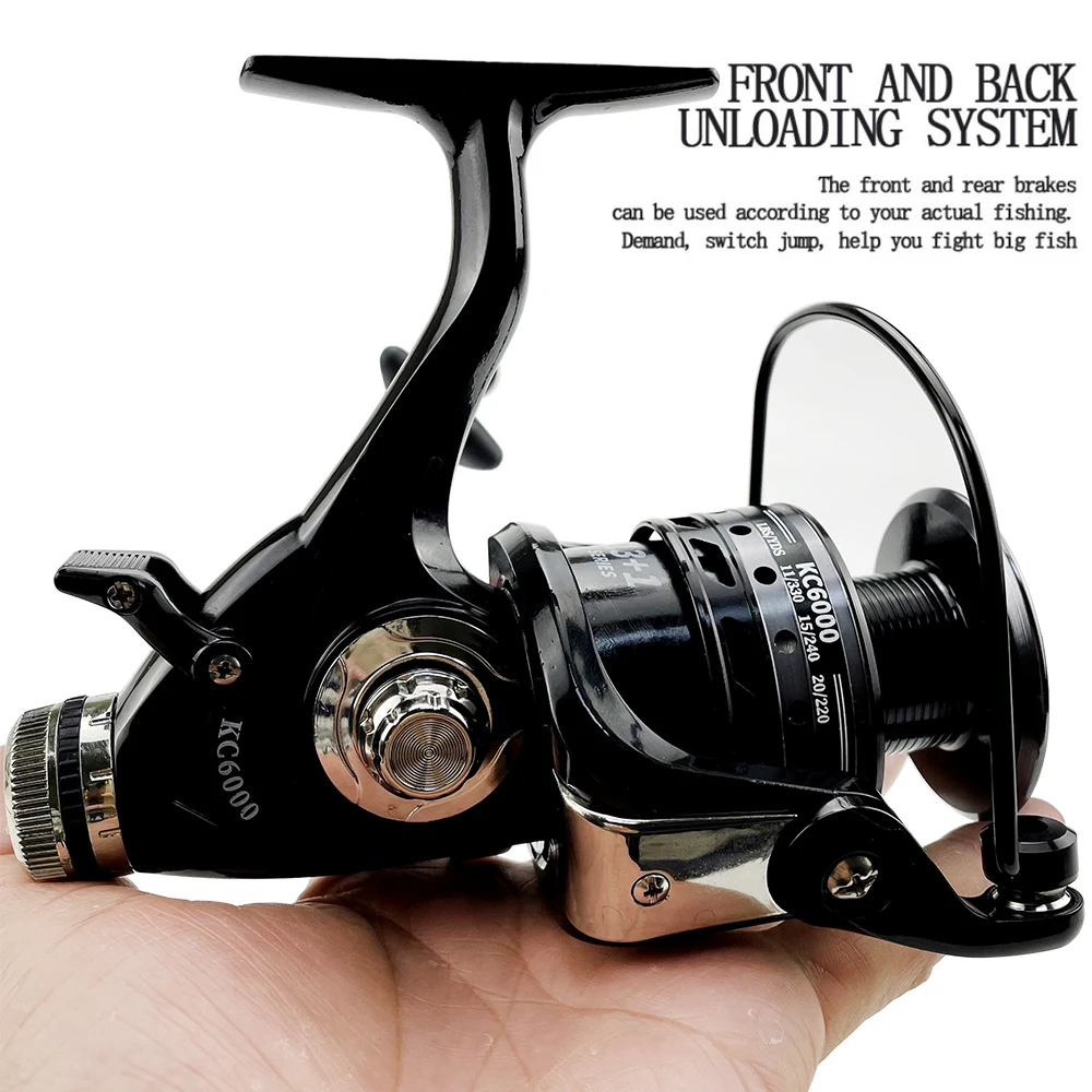Carrete de pesca en acción con configuración de mano intercambiable