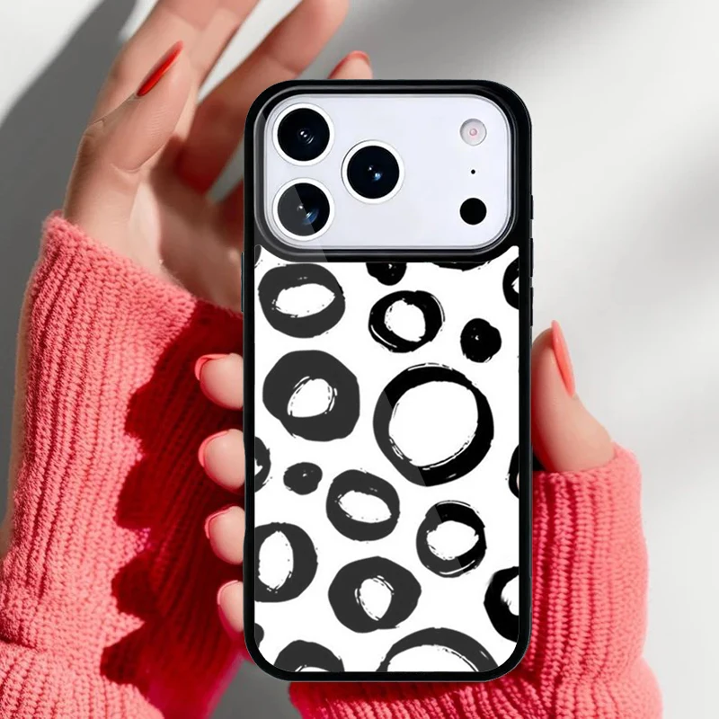 Funda puesta en un iPhone sobre una superficie de madera