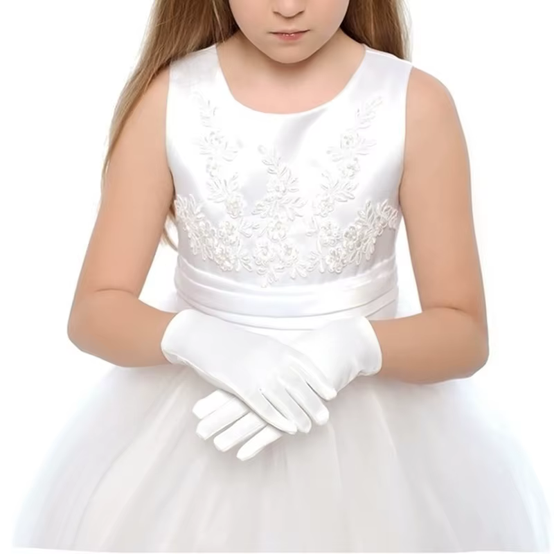 Guantes blancos para niños en fiesta