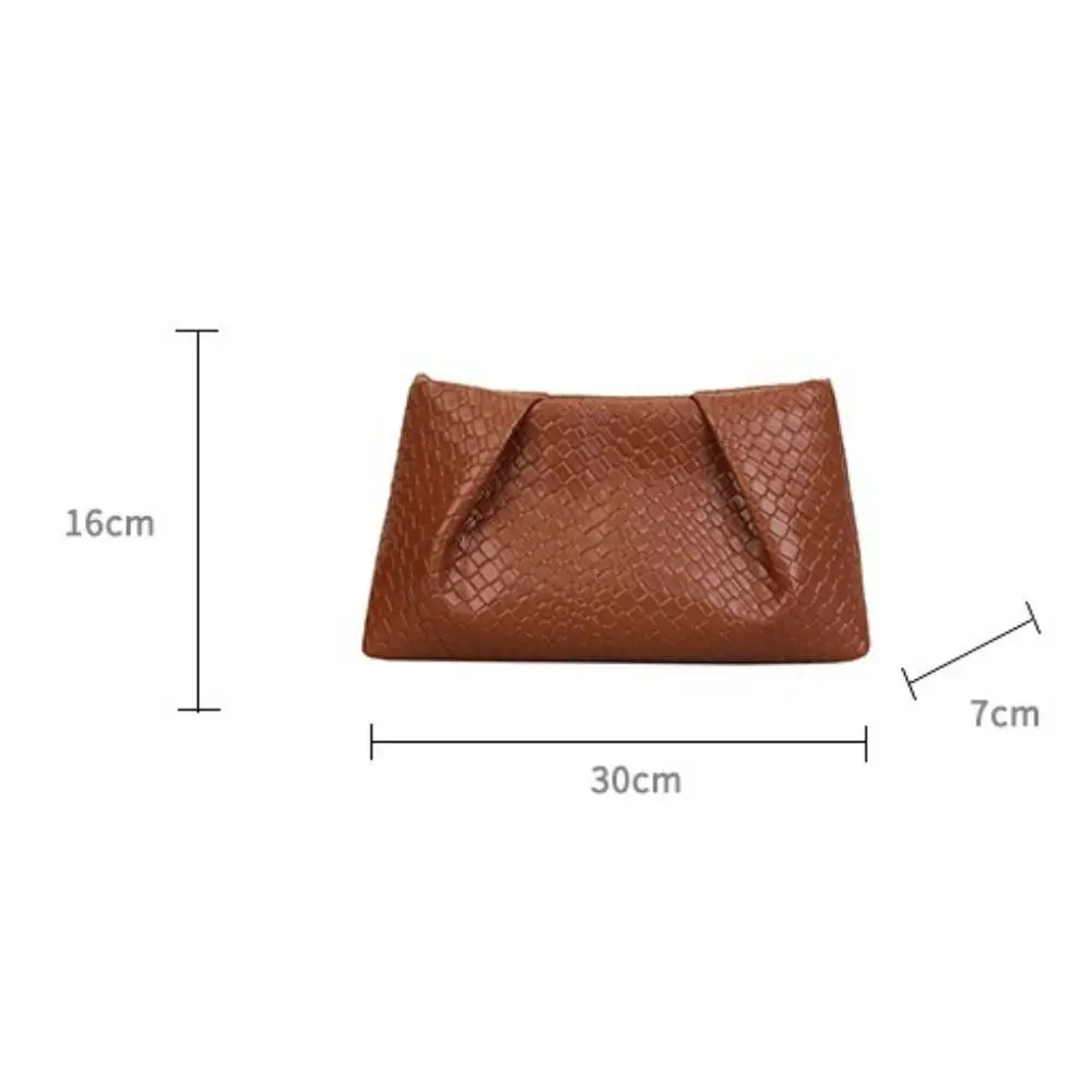 Clutch con patrón repujado de lujo en negro