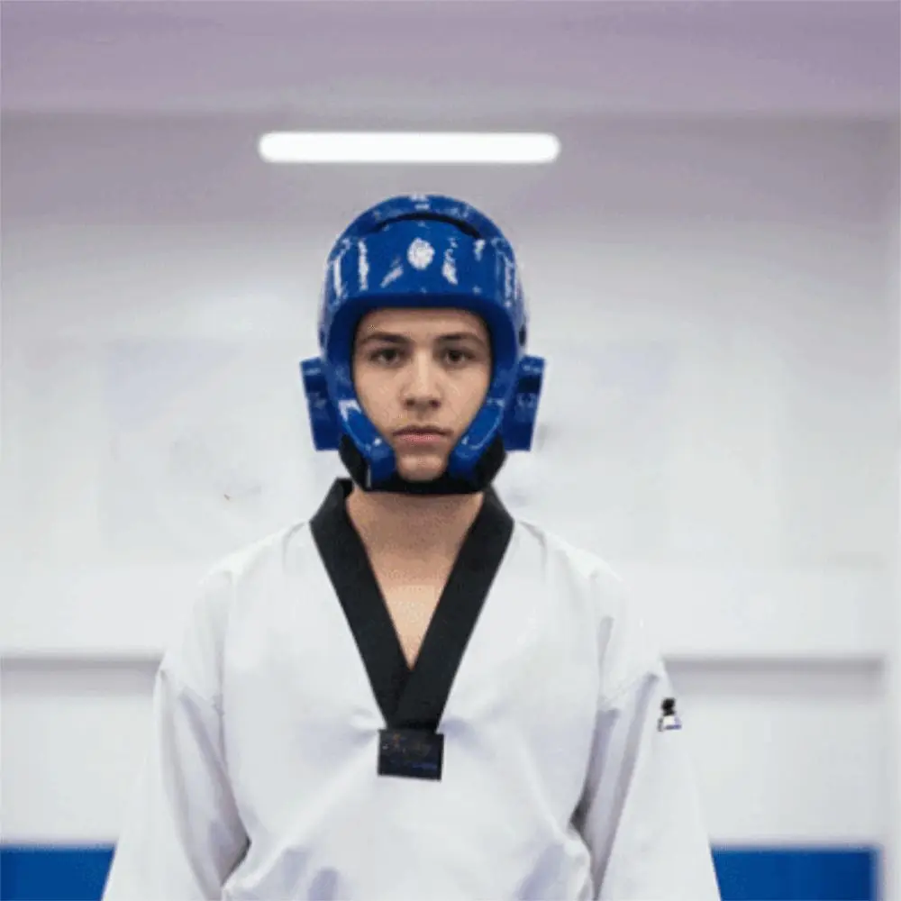 Casco de karate con ajuste ergonómico