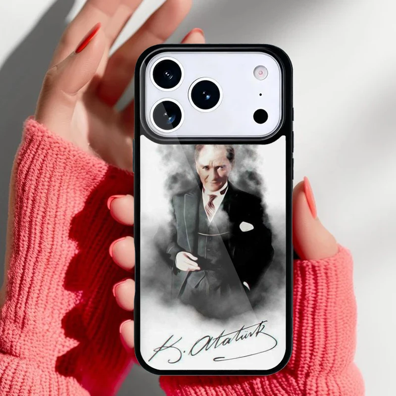 Funda ajustada a un iPhone en mano