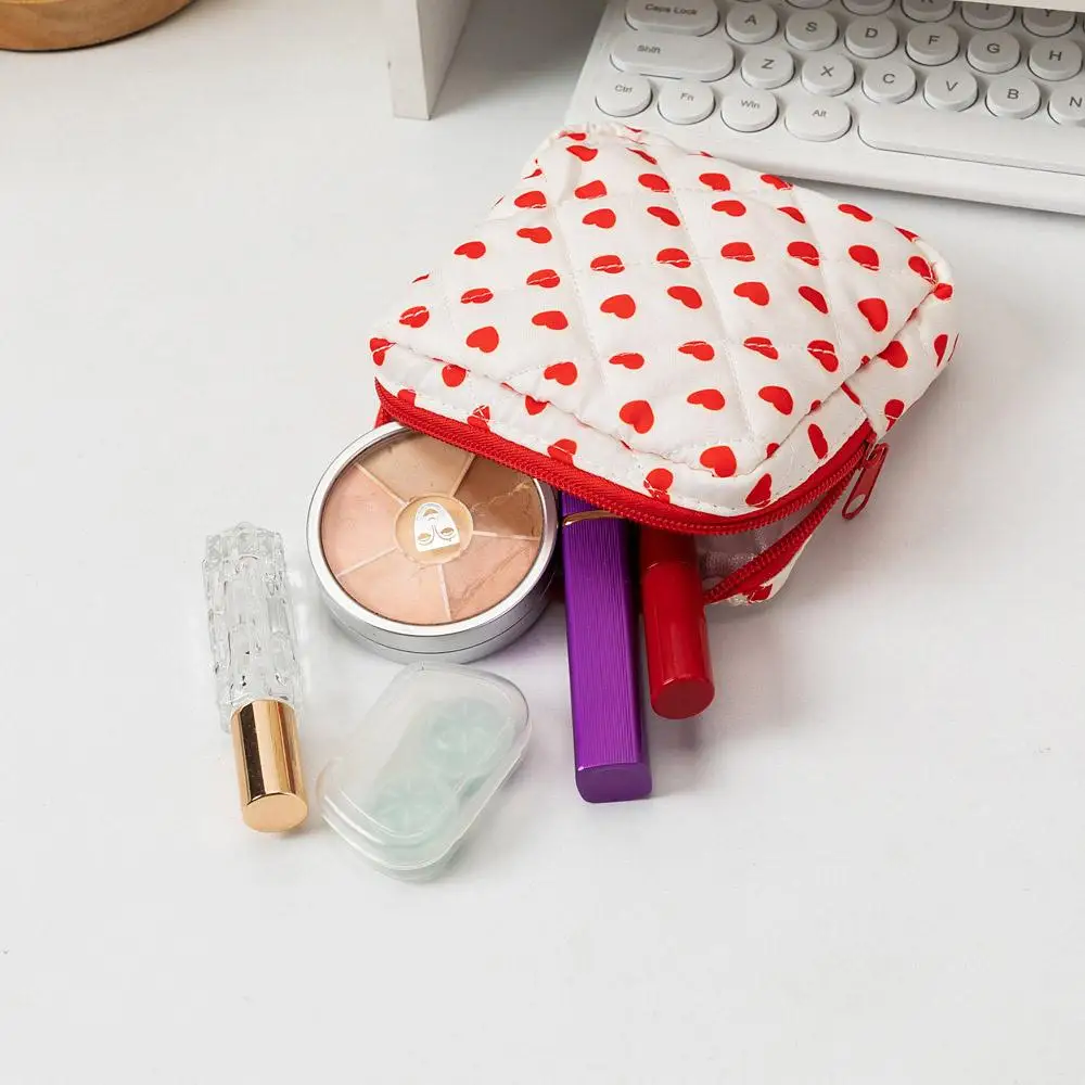 Bolsa de maquillaje Coqueta corazón clásico acolchada de viaje - imagen 2