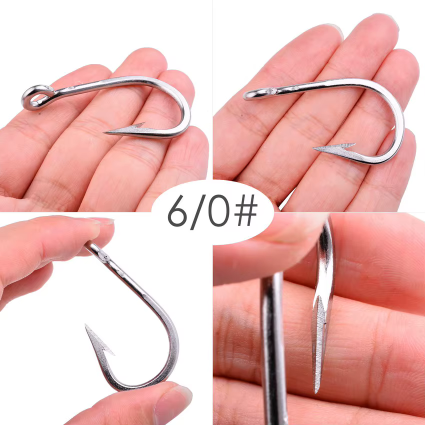 Conjunto completo de anzuelos marinos dispuestos para su inspección visual