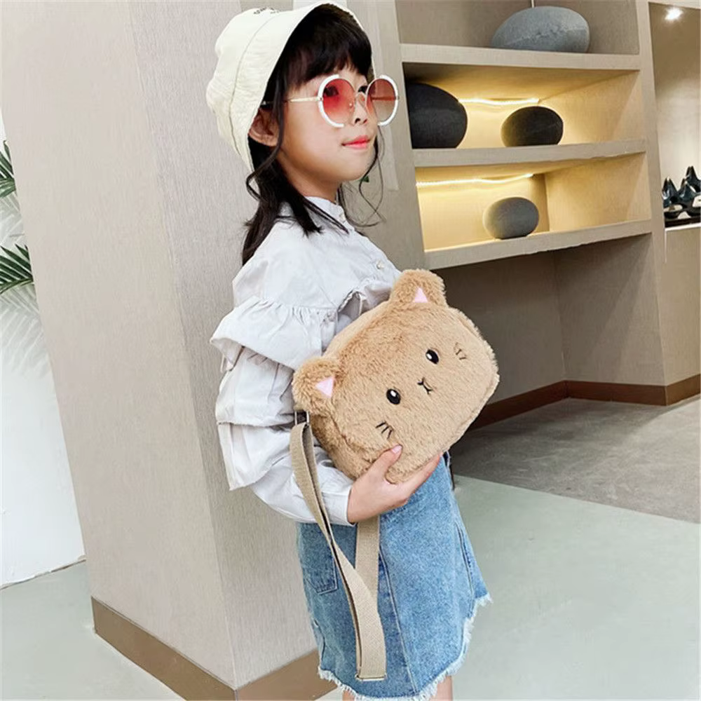 Bolso infantil de felpa con gatos estampados