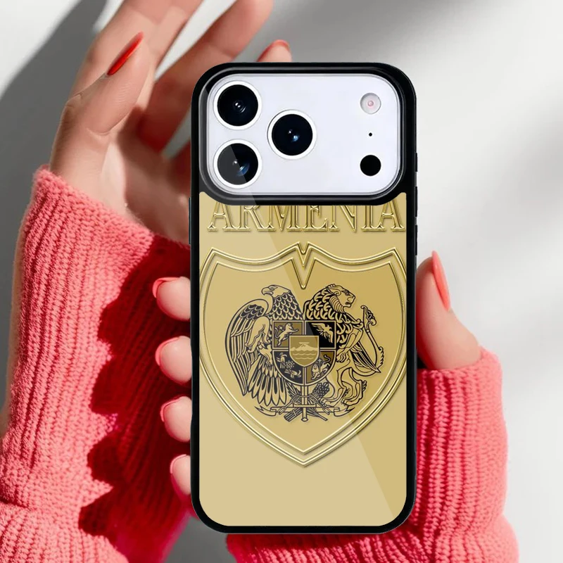 Funda mostrando diseño de bandera Armenia y Rusia en iPhone 15 Pro