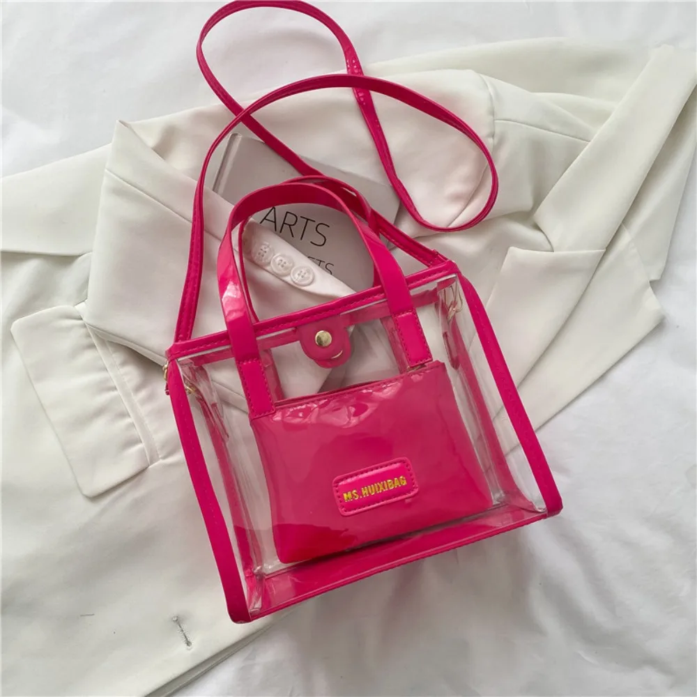 Detalle del bolso de PVC transparente en tamaño compacto