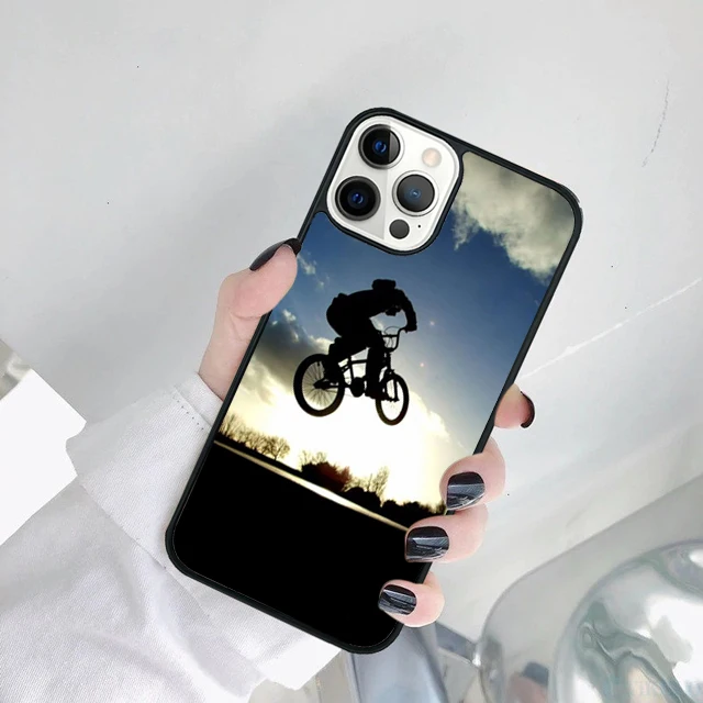 Funda instalada en iPhone mostrando ajuste preciso