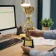 Trofeo dorado hueco flor de loto – recuerdo personalizado - imagen 5
