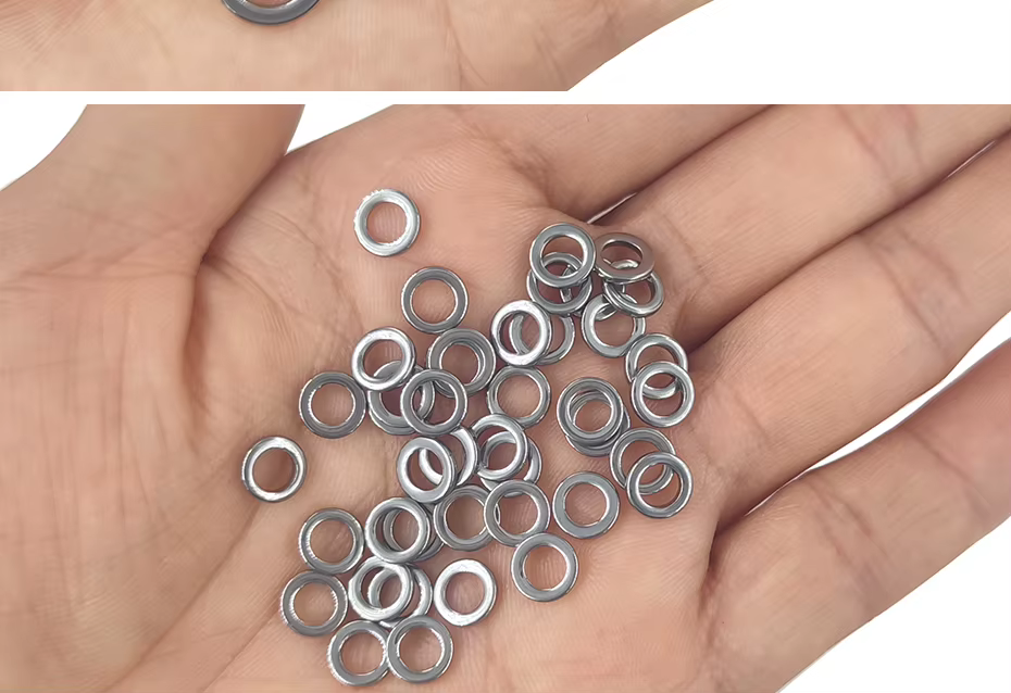 Anillo sólido de pesca — detalle del acabado y perfil bajo