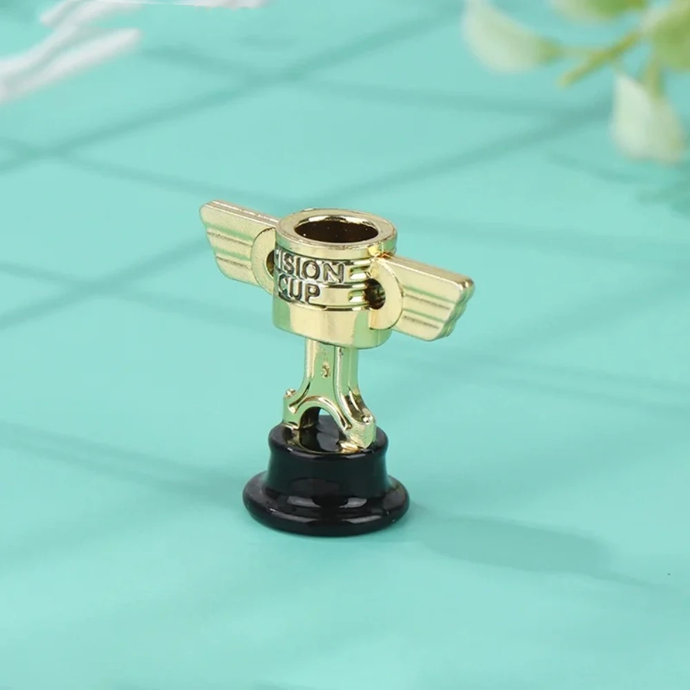 Detalle del acabado dorado del trofeo PISTON CUP
