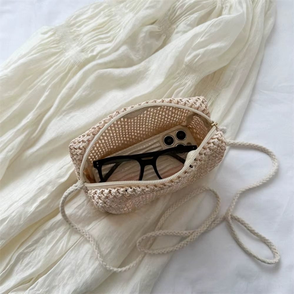 Bolso de paja tejido visto de frente