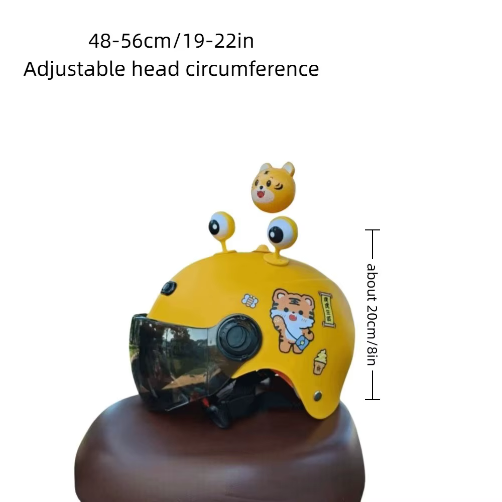 Casco infantil con ojos de rana móviles sobre fondo claro